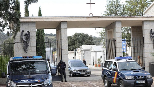 ep el coche funebre que trasladara los restos mortales de francisco franco sale del cementerio de el