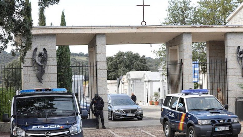 El coche fúnebre que trasladará los restos mortales de Francisco Franco sale del cementerio de El Pardo Mingorrubio en dirección al heliopuerto donde aterrizará el helicóptero que previamente ha llevado el cuerpo del dictador desde el Valle de los Caídos | Europa Press ep el coche funebre que trasladara los restos mortales de francisco franco sale del cementerio de el