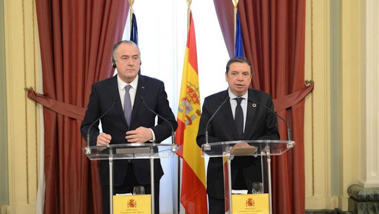 El ministro de Agricultura, Pesca y Alimentación en funciones, Luis Planas, junto a su homólogo francés, Didier Guillaume. | EUROPA PRESS ep el ministro de agricultura pesca y alimentacion en funciones luis planas junto a su homologo