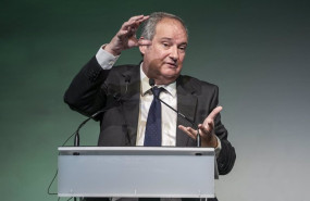 ep el ministro de industria jordi hereu interviene durante la gala de los premios alcance 30 en la