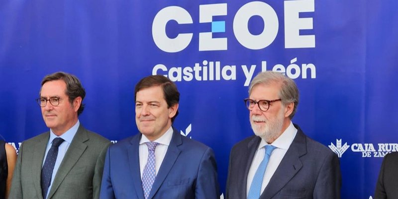 ep el presidente de la junta de castilla y leon alfonso fernandez manueco centro junto al presidente
