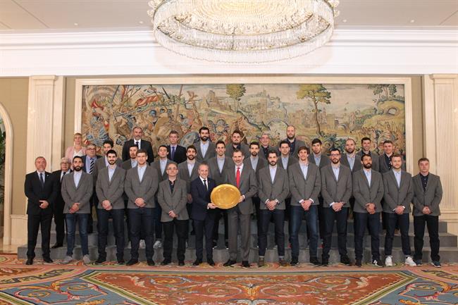 Felipe VI con la selección española de balonmano | CASA REAL ep felipe vila seleccion espanolabalonmano
