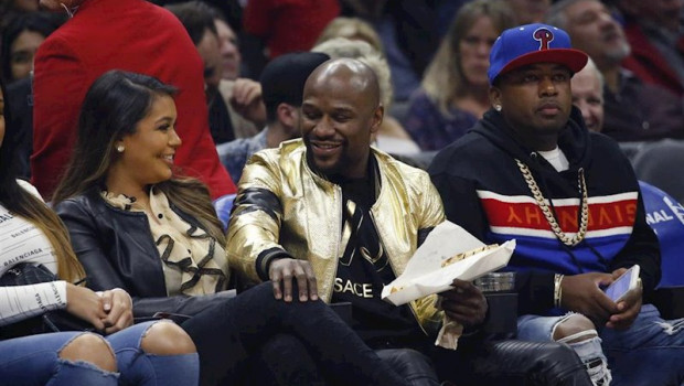 ep floyd mayweather jr durante un partido de la nba en el staples center