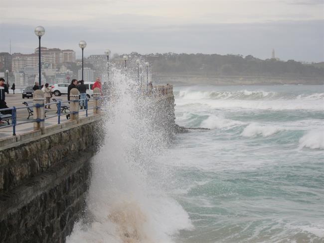 Fuerte olejae en Santander | EUROPA PRESS - Archivo ep fuerte olejaesantander olas temporal fenomenos adversos costeros alerta