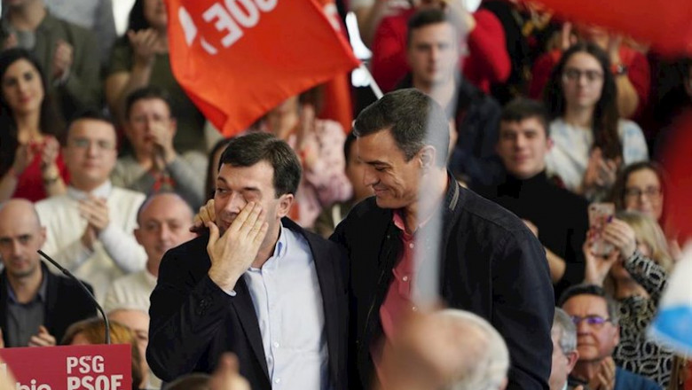 (I-D) El candidato del Partido Socialista Gallego (PSG) a la Xunta de Galicia emocionado, Gonzalo Caballero, junto al presidente del Gobierno, Pedro Sánchez, durante el acto de presentación de la candidatura, en Santiago de Compostela a 23 de febrero de 2 | Álvaro Ballesteros - Europa Press ep i-d el candidato del partido socialista gallego psg a la xunta de galicia emocionado gonzalo