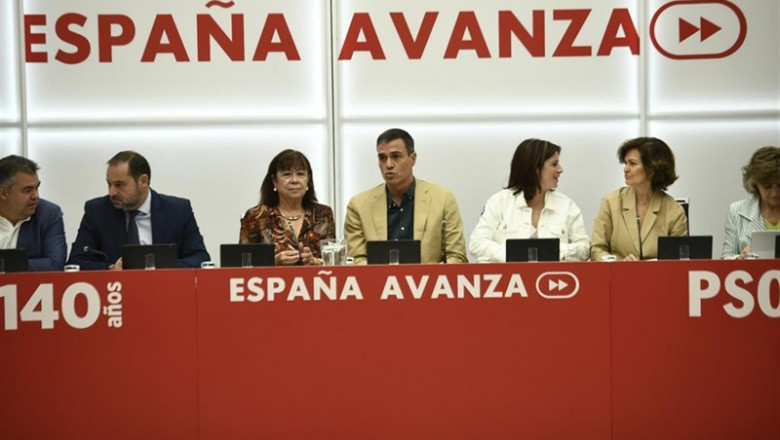 (I-D) El secretario Ejecutivo Coordinación Territorial del PSOE, Santos Cerdán; el ministro de Fomento en funciones, José Luis Ábalos; la vicepresidenta del Senado, Cristina Narbona; el presidente del gobierno en funciones y secretario general del PSOE, P | Oscar Cañas - Europa Press ep i-d el secretario ejecutivo coordinacion territorial del psoe santos cerdan el ministro de