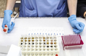 ep imagen de archivo de un trabajador en un laboratorio durante la pandemia de coronavirus