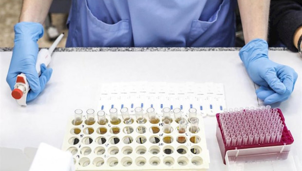 ep imagen de archivo de un trabajador en un laboratorio durante la pandemia de coronavirus