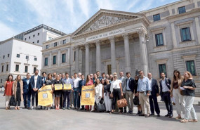 ep integrantes de b lab spain en la puerta del congreso de los diputados entregan firmas en apoyo a