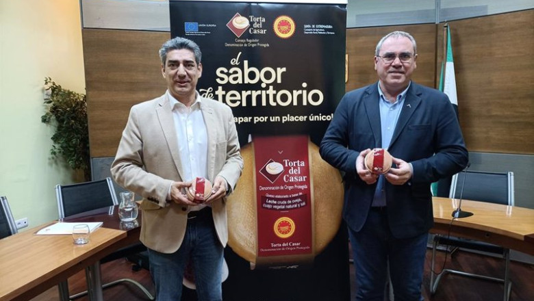 ep javier munoz y angel pacheco director y presidente de la dop torta del casar ep javier munoz y angel pacheco director y presidente de la dop torta del casar