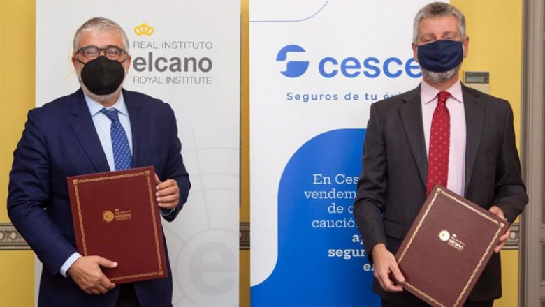 José Juan Ruiz, del REI y el presidente de Cesce, Fernando Salazar, en la firma del acuerdo | Cesce ep jose juan ruiz del rei y el presidente de cesce fernando salazar en la firma del acuerdo