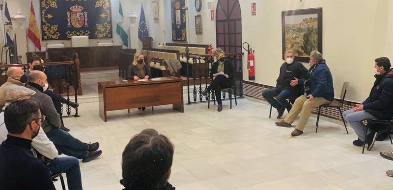 La acaldesa de Alcalá de Guadaíra, Ana Isabel Jiménez, ha mantenido este viernes una reunión con trabajadores de la empresa Santa Bárbara. | AYUNTAMIENTO DE ALCALÁ DE GUADAÍRA. ep la acaldesa de alcala de guadaira ana isabel jimenez ha mantenido este viernes una reunion con