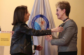 ep la ministra de defensa margarita robles izq felicita a la nueva secretaria de estado y directora