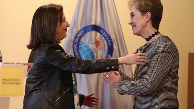 ep la ministra de defensa margarita robles izq felicita a la nueva secretaria de estado y directora