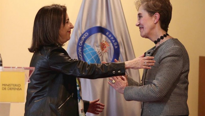 ep la ministra de defensa margarita robles izq felicita a la nueva secretaria de estado y directora