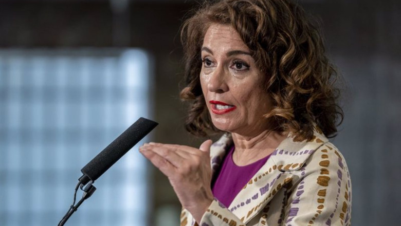 La ministra de Hacienda y Función Pública, María Jesús Montero, presta declaraciones antes del acto de presentación de una medalla solidaria con Ucrania, en el Auditorio de la Fábrica Nacional de Moneda y Timbre, a 1 de junio de 2022, en Madrid (España). | A. Pérez Meca - Europa Press ep la ministra de hacienda y funcion publica maria jesus montero presta declaraciones antes del acto