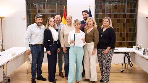 ep la ministra ministra de trabajo y economia social yolanda diaz junto a responsables de stavla y