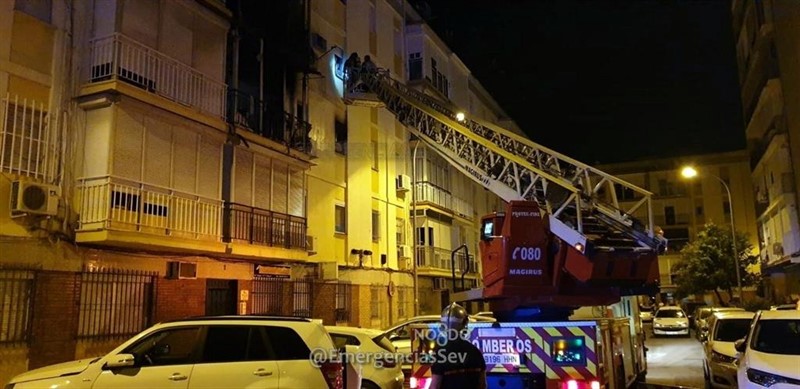 Labores de extinción de un incendio en una vivienda del barrio sevillano de La Macarena | EMERGENCIAS SEVILLA ep laboresextincionun incendiouna viviendabarrio sevillanola macarena