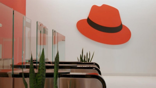 ep logo de red hat en sus oficinas