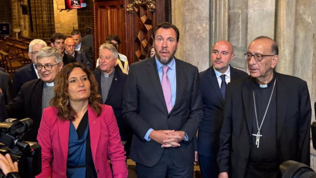 ep oscar puente visita la catedral de barcelona junto a laura vilagr juan jose omella y carlos