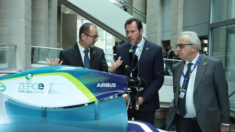 ep oscar puente visita las instalaciones de airbus en canada ep oscar puente visita las instalaciones de airbus en canada