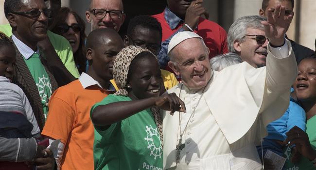 El Papa Francisco junto a hombres y mujeres migrantes | CARITAS INTERNATIONALIS/ STEFANO SCHIRATO ep papa franciscoa hombresmujeres migrantes