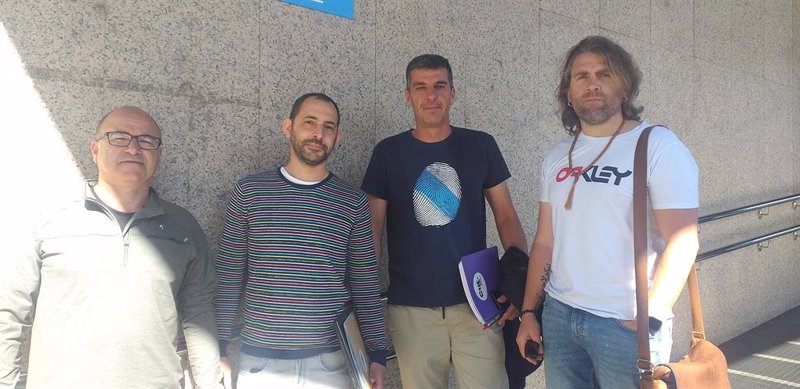 Representantes de la CUT en la planta de Stellantis en Vigo, a las puertas de los juzgados de la ciudad. | EUROPA PRESS ep representantes de la cut en la planta de stellantis en vigo a las puertas de los juzgados de la