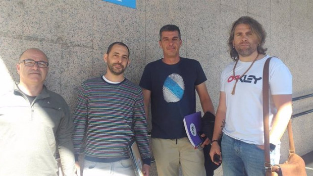 ep representantes de la cut en la planta de stellantis en vigo a las puertas de los juzgados de la
