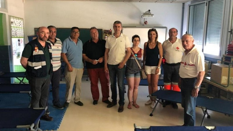 Responsables del Gobierno regional visitan Almorox para interesarse por los vecinos de dos urbanizaciones desalojados por el incendio iniciado el viernes | JCCM ep responsablesgobierno regional visitan almoroxinteresarselos vecinosdos urbanizaciones desalojadosincendio iniciadoviernes