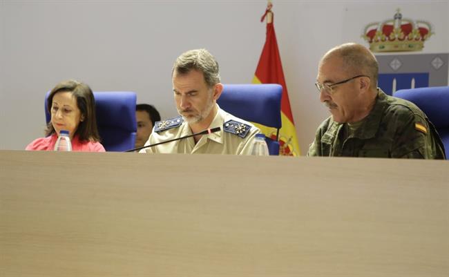 El Rey junto a la ministra de Defensa y el JEMAD | MINISTERIO DE DEFENSA ep reyaministradefensajemad