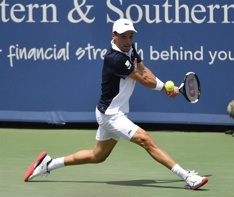 ep roberto bautista ejecuta un reves en el torneo de cincinnati