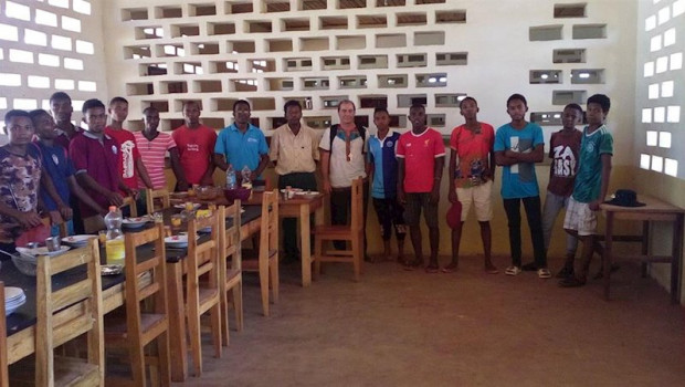 ep seminaristas de la diocesis de maintirano en madagascar junto al obispo de la diocesis el espanol