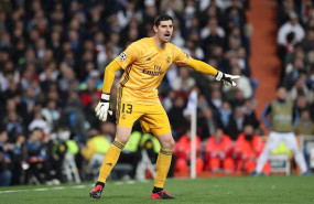 ep thibaut courtois da ordenes durante un partido del real madrid