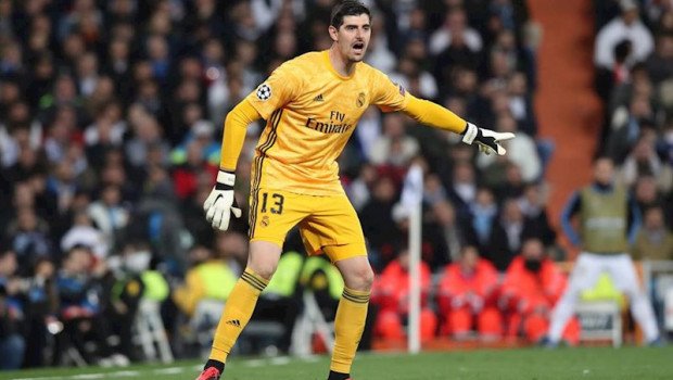 ep thibaut courtois da ordenes durante un partido del real madrid