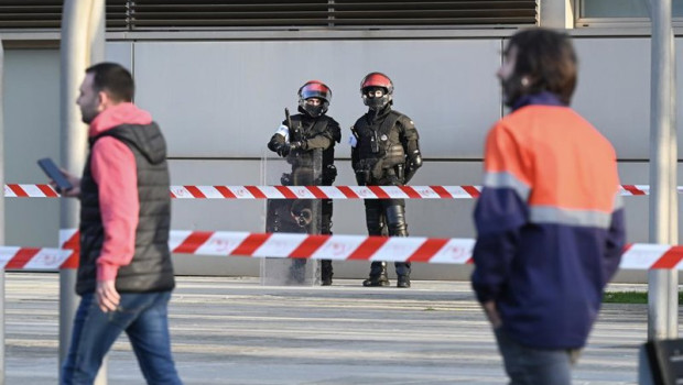 ep trabajadores de tubos reunidos junto al palacio euskalduna de bilbao
