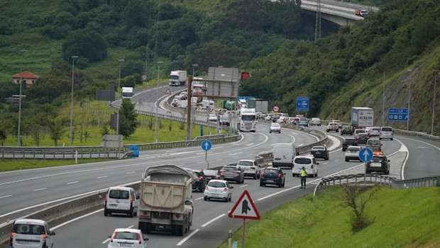 ep un accidente provoca retenciones en torno a las 16 de la tarde en la autopista entre pais vasco y