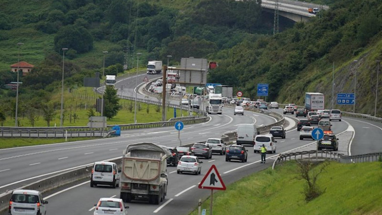 Un accidente provoca retenciones en torno a las 16 de la tarde en la autopista entre País Vasco y Cantabria durante el primer día de recuperación de la movilidad entre la Comunidad Autónoma Vasca y la cántabra | H.Bilbao - Europa Press ep un accidente provoca retenciones en torno a las 16 de la tarde en la autopista entre pais vasco y