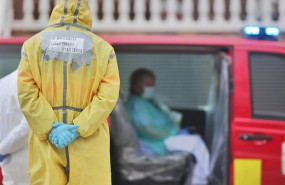 ep un bombero de leganes madrid supervisa el traslado de una paciente procedente del hospital