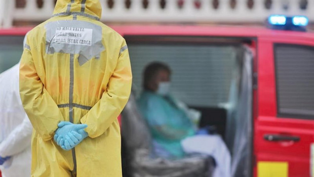 ep un bombero de leganes madrid supervisa el traslado de una paciente procedente del hospital