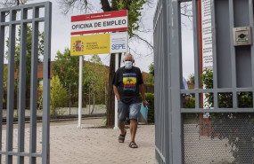 ep un hombre en la puerta de una oficina del sepe y oficina de empleo de la cam a 2 de septiembre de