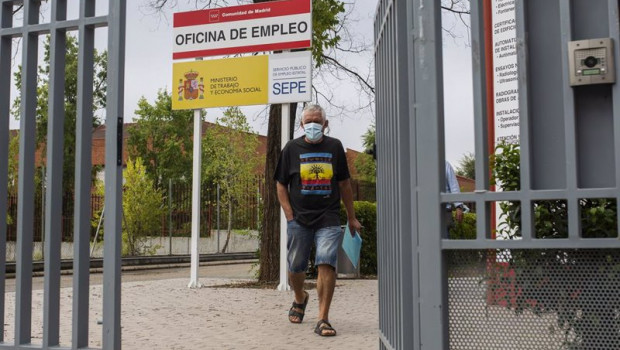 ep un hombre en la puerta de una oficina del sepe y oficina de empleo de la cam a 2 de septiembre de