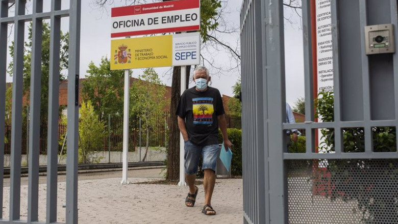 ep un hombre en la puerta de una oficina del sepe y oficina de empleo de la cam a 2 de septiembre de