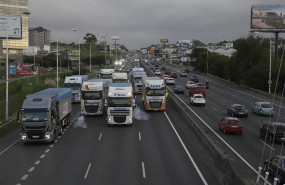 ep una caravana de automoviles y camiones movilizada por la paralizacion de la central termica de