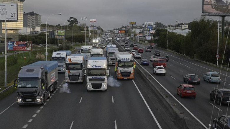 ep una caravana de automoviles y camiones movilizada por la paralizacion de la central termica de