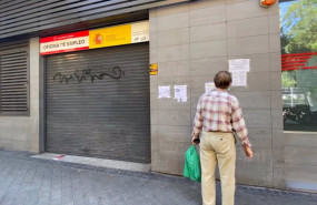 ep una persona en la puerta de una oficina de empleo