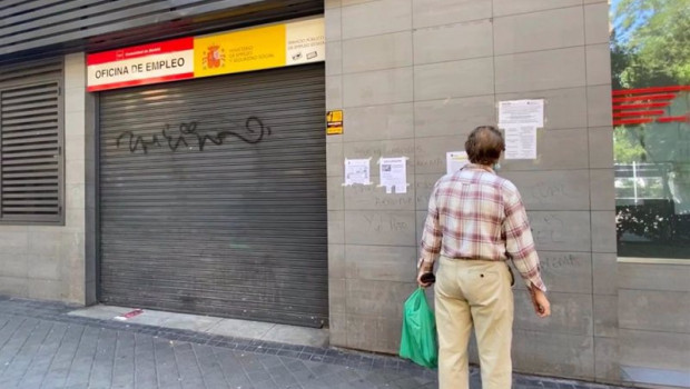 ep una persona en la puerta de una oficina de empleo