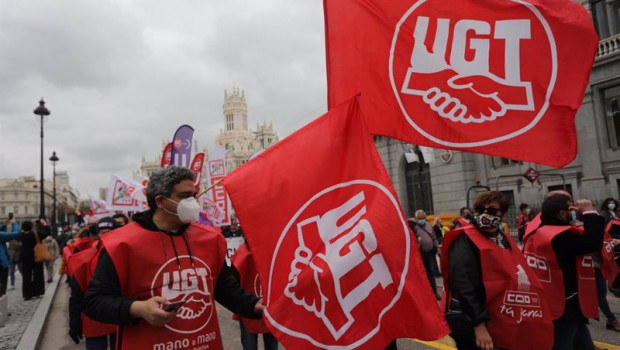 ep varias personas con banderas de ugt