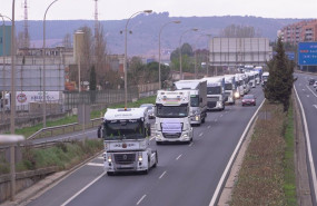 ep varios camiones en la autovia de circunvalacion en una marcha lenta desde la grajera hasta el
