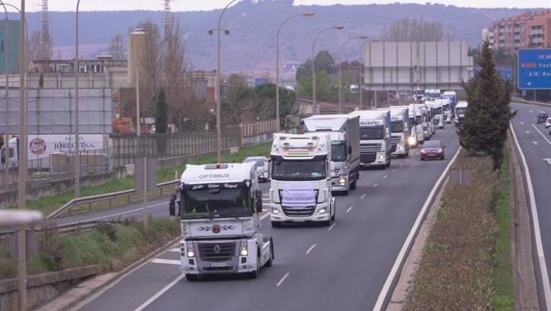 Varios camiones en la autovía de circunvalación en una marcha lenta desde La Grajera hasta el polígono de Cantabria | Alberto Ruiz - Europa Press ep varios camiones en la autovia de circunvalacion en una marcha lenta desde la grajera hasta el