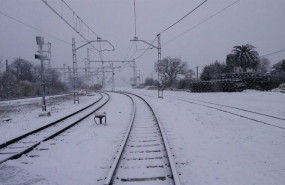 ep vias de tren cubiertas por la nieve en una foto de archivo